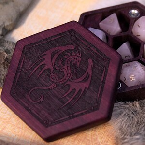 Caixa de dados de peito hexagonal RPG D&D Purpleheart - Arte do dragão alado - Academia Elderwood