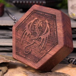 Caixa de dados de peito hexagonal RPG D&D - Arte do dragão alado - Madeira Bubinga - Academia Elderwood