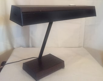 Lámpara de escritorio vintage de lujo de metal negro y madera sintética marrón, estilo modernista Bauhaus MCM Madmen