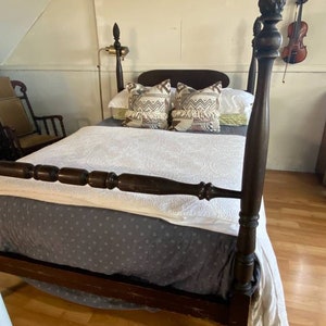 Beautiful Antique Walnut Pineapple Post Full Size Bed- includes headboard, footboard and rails