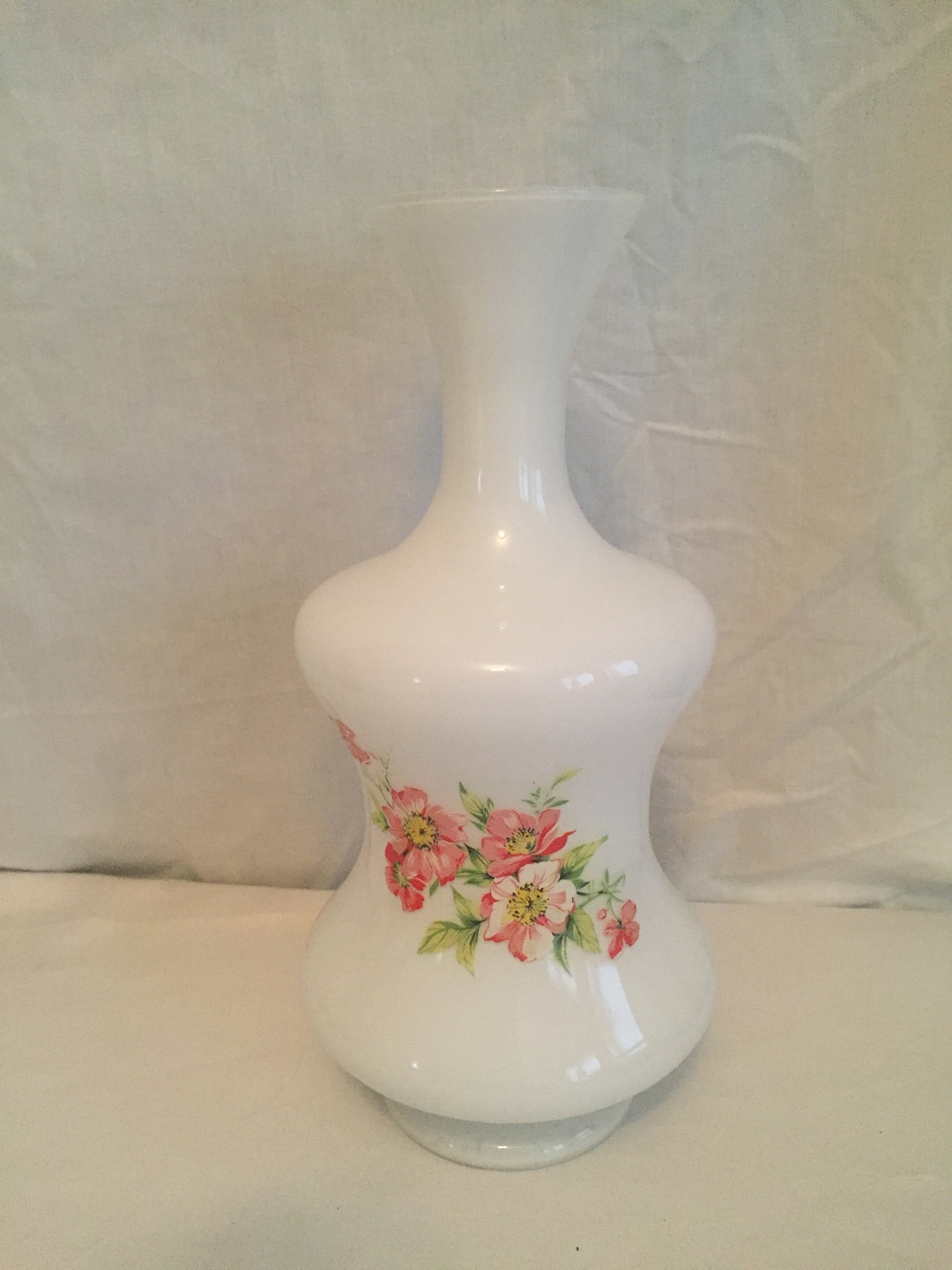 Grand vase en verre de lait vintage antique avec fleurs peintes, fleurs