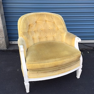 Vintage Woodmark Originals Hollywood Regency Country French Yellow Velvet Tufted Lounge Chair