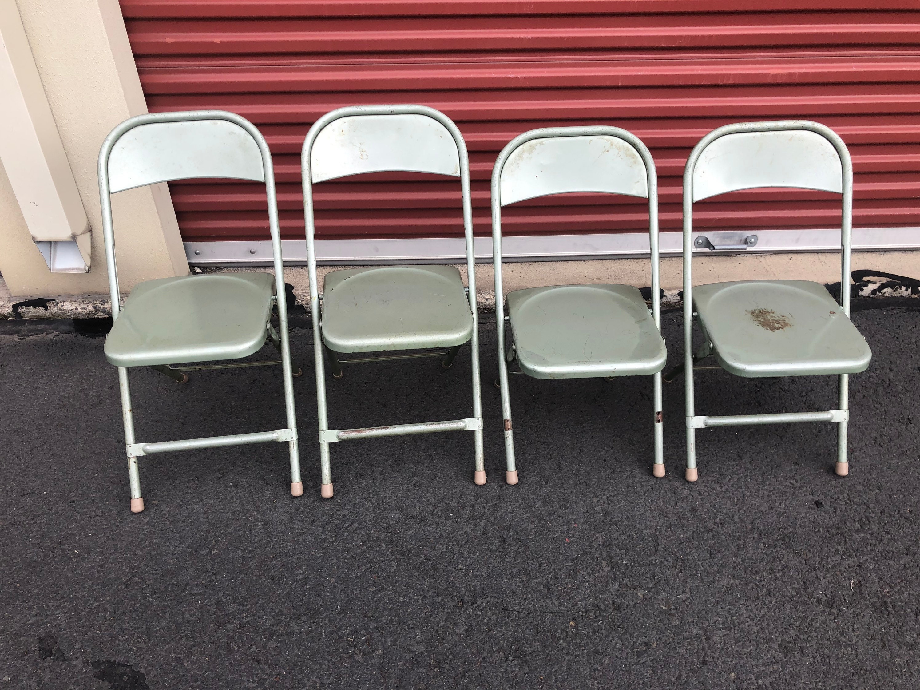 Used metal outlet folding chairs