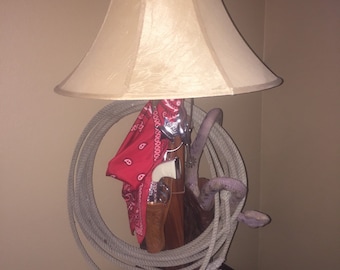 VENTA DE ALIVIO DE IMPUESTOS: Lámpara de mesa alta rústica estilo western: botas de vaquero, lazo, pañuelo, serpiente de cascabel. ¡Única!