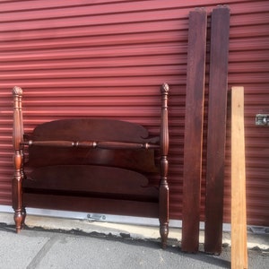 Beautiful Antique Mahogany Pineapple Post Full Size Bed- includes headboard, footboard and rails