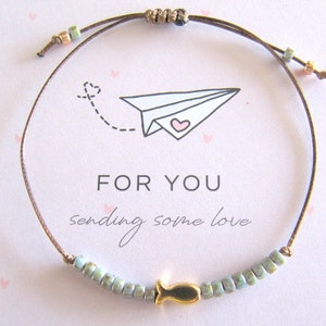 Minimalistische Armband mit kleine goldene Fisch/Freundschaftsbänder /andenken Freundin wunschkarte, Makramee Armband geflochten