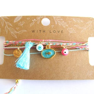 Boho armband med flera strängar/ Hippiearmband med fisk, blått och guld/ Makramearmband, blått och rosa/ Armband med flera strängar och berlock/ Sommararmband