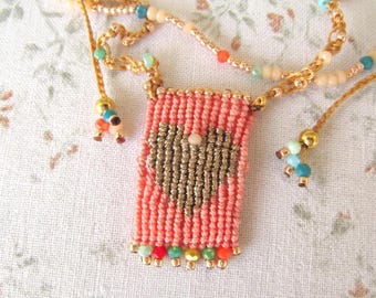 Collar bohemio hecho a mano con colgante de corazón de cuentas, joyería de macramé rosa y dorado, regalo para ella.