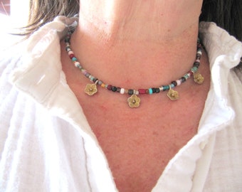 Boho Halskette mit böhmische Kristall perlen/ Blumen Halskette/ Boho & Chic bunte kette mit Blumen/ Hippie Choker mit bunte perlen