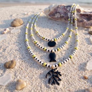 Boho Perlenkette mit Anhänger  / Kette mit Emaille Anhänger Fisch-Koralle / Hippie Halskette Sommerlicher Schmuck Chic / Geschenk für Frauen