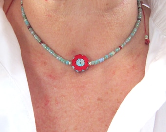 Halskette bunt mit rote Blume/ bunte perlen choker/ kette mit böhmische kristallperlen/ Boho&chic halskette bunt/ Makramee schmuck