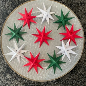 Handgemaakte origami-sterren: rode, witte en groene kerstversieringen (doos van tien)