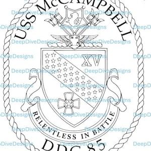 Può includere: Emblema in bianco e nero USS McCampbell DDG 85. Il design include il nome della nave, uno scudo con stelle e una croce, e il testo "Relentless in Battle". L'emblema è circondato da un bordo di corda.