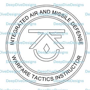 Op de afbeelding: Een zwart-wit cirkelvormig ontwerp met de tekst "INTEGRATED AIR AND MISSILE DEFENSE" en "WARFARE TACTICS INSTRUCTOR". Het ontwerp bevat een gestileerde afbeelding en de woorden "Deep Dive Designs".