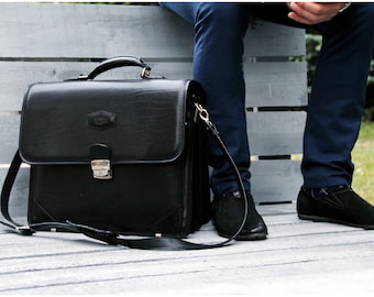 Handcrafted Italian Leather Briefcase - Classic Black Elegance