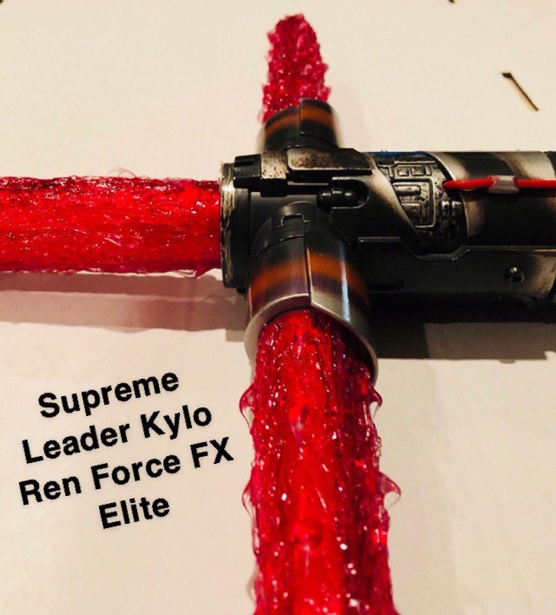 Op de afbeelding: Een rood lightsaber met een zwarte handgreep en de tekst "Supreme Leader Kylo Ren Force FX Elite".