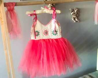 Robe bébé rose faite main en crochet et tulle : un look de rêve pour votre petite princesse !