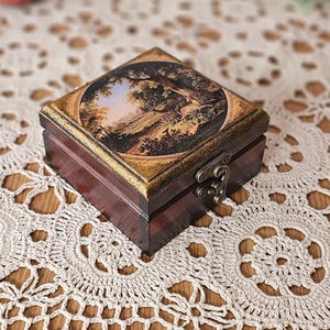 Stile vintage Piccolo portagioie in legno decorato con riproduzione di un paesaggio antico raffigurante un cervo