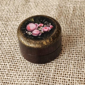 Caja de anillo de compromiso de madera de estilo vintage decorada con pintura floral holandesa antigua