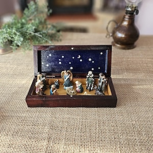 Miniaturowy zestaw szopkowy w drewnianym pudełku na zamówienie, Stary zestaw szopkowy (reprodukcja), Dekoracyjne drewniane pudełko ze sceną żłobka