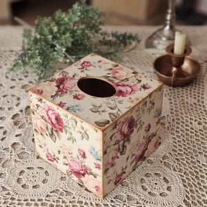 Caja de pañuelos de madera con diseño floral, dispensador de pañuelos Kleenex de estilo vintage, servilletero de estilo victoriano de 14 x 14 x 13 cm (5,51 x 5,51 x 5,12 pulgadas)