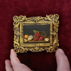 Miniature d'impression de peinture à l'huile antique dans un cadre baroque, art mural vintage dans des mini cadres, art encadré de maison de poupée