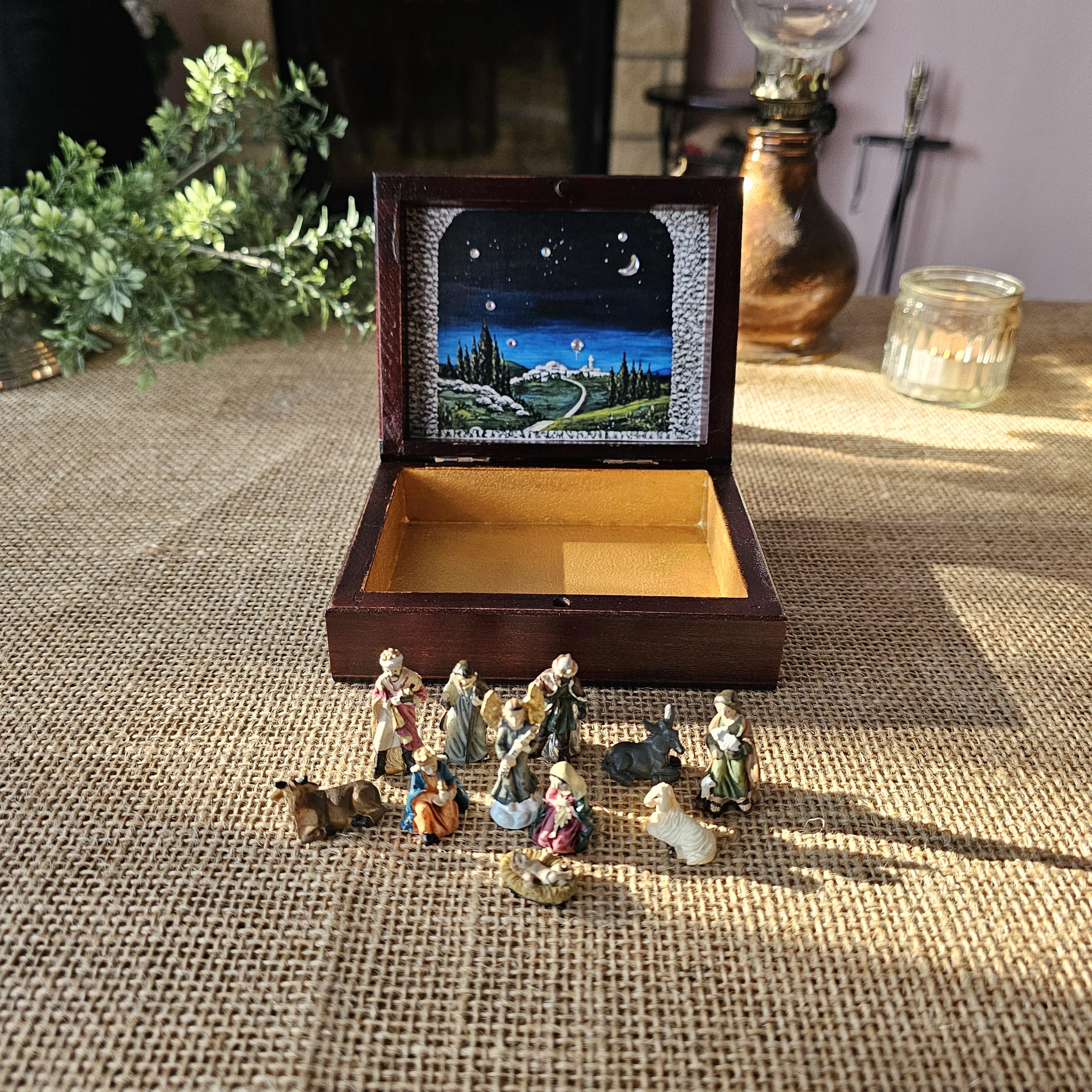 Mini Crèche De Noël En Boîte En étain - Figurines En Résine Peintes à La Main, Décoration De Table Portable (3.5x2.5x2.5 Cm) - 4