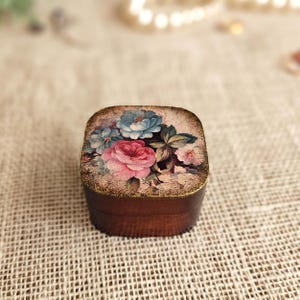 Caja de madera para anillos personalizada de estilo vintage decorada con flores victorianas. Admite anillos de hasta 1,25 pulgadas (3 cm) de altura