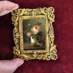 Miniature de vieille peinture à l'huile imprimée floral dans un cadre baroque, art mural vintage dans des mini cadres, art encadré de maison de poupée