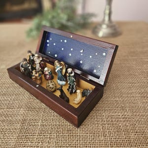 Mały zestaw do szopki w drewnianym pudełku, Miniaturowa szopka z żłobkiem i Dzieciątkiem Jezus w ozdobnym pudełku
