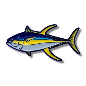 K&ouml;nnte beinhalten: Eine Emaille-Anstecknadel mit einem Gelbflossen-Thunfisch mit blauen und gelben Details. Die Anstecknadel ist eine realistische Darstellung eines Thunfischs mit wei&szlig;em Bauch und einem blauen und gelben Streifen.