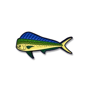 K&ouml;nnte beinhalten: Eine gelbe, gr&uuml;ne und blaue Emaille-Anstecknadel mit einem Mahi-Mahi-Fisch. Die Anstecknadel ist mit schwarzen Umrissen und einem Schattenstil detailliert.