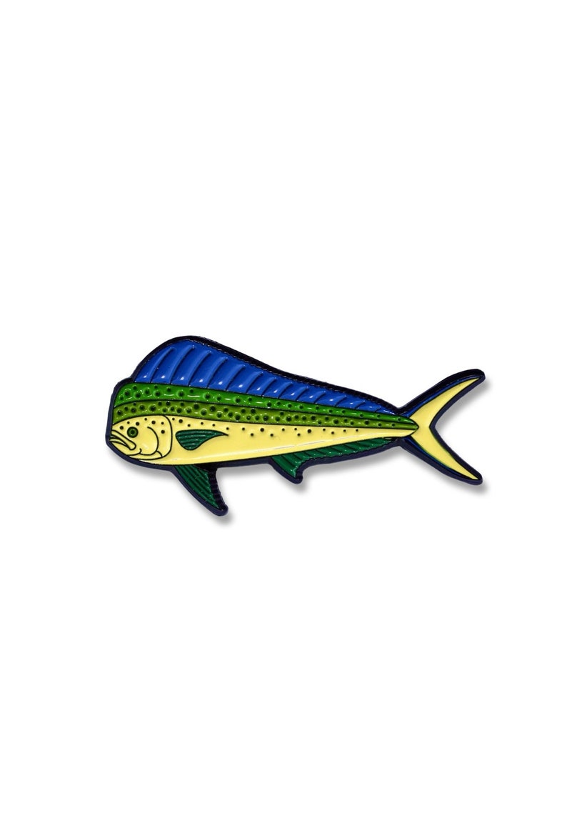 K&ouml;nnte beinhalten: Eine gelbe, gr&uuml;ne und blaue Emaille-Anstecknadel mit einem Mahi-Mahi-Fisch. Die Anstecknadel ist mit schwarzen Umrissen und einem Schattenstil detailliert.