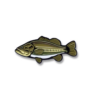 K&ouml;nnte beinhalten: Eine Emaille-Anstecknadel mit einem Barsch, in gr&uuml;n und braun mit schwarzen Umrissen.