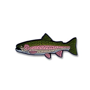 K&ouml;nnte beinhalten: Eine Emaille-Anstecknadel mit einem Fisch, gr&uuml;n, rosa und wei&szlig;.