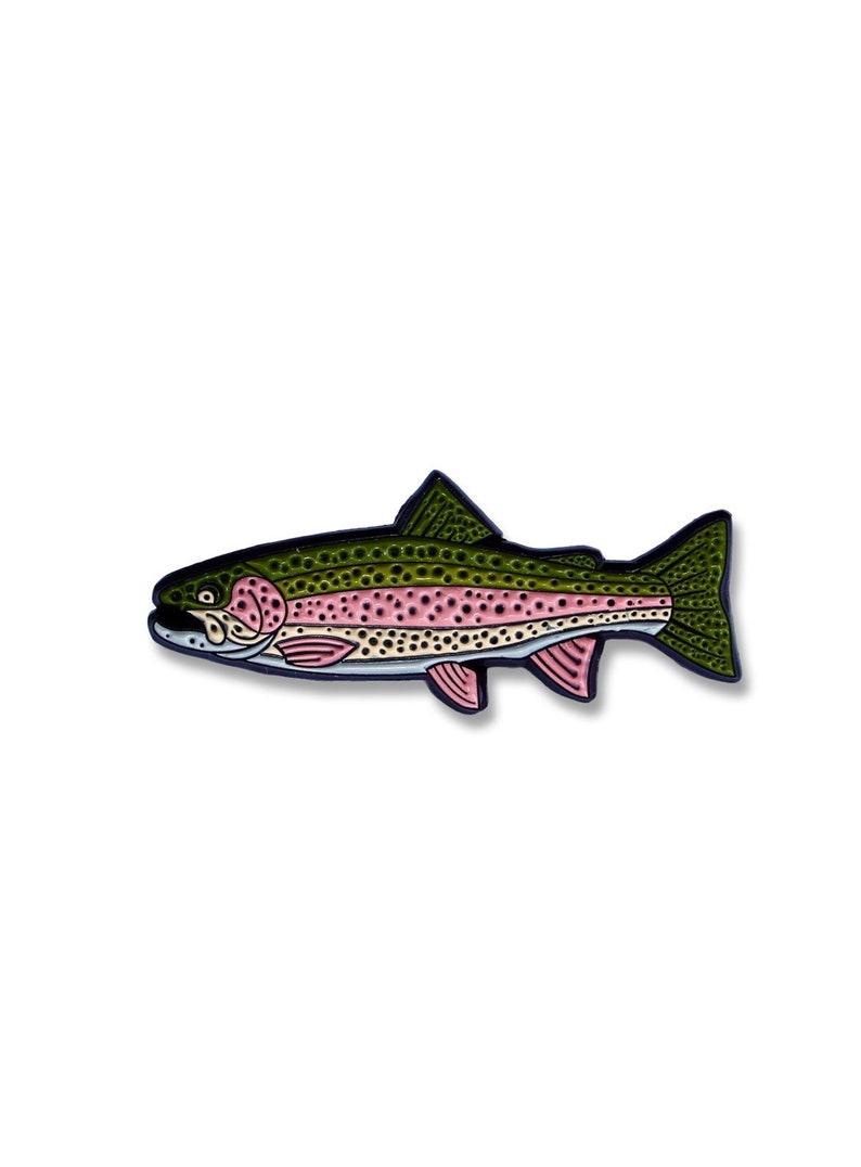 K&ouml;nnte beinhalten: Eine Emaille-Anstecknadel mit einem Fisch, gr&uuml;n, rosa und wei&szlig;.