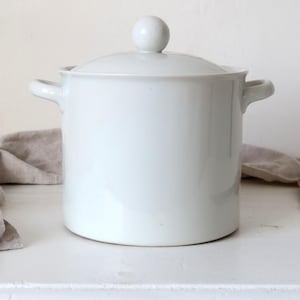 Olla de porcelana antigua de una granja, olla grande blanca con tapa, cuenco, vajilla antigua de casa de campo, tazón de sopa, sopera