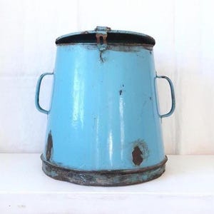 Puede incluir: Un juego de tres tazas de cerámica con un acabado mate moteado. Las tazas son de color crema, gris claro y gris oscuro. Cada taza tiene un diseño simple y minimalista, ideal para café o té.