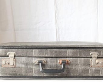 Oude koffer, grote reiskoffer, reistas, opbergruimte in landhuis, landelijke decoratie