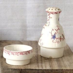 Antyczna ceramiczna shaker, biała cukiernica z miseczką, shaker do cukru pudru z dekoracją, zastawa stołowa w stylu rustykalnym