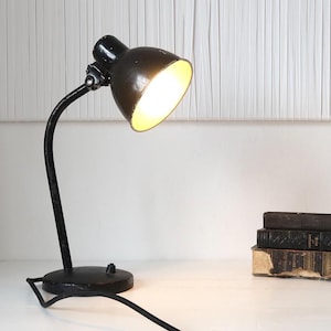 Oude bureaulamp, zwarte fabriekslamp, werkplaatslamp voor restauratie, verlichting voor een landhuis, boerderijkeuken