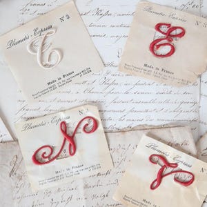 Antiche lettere monogramma ricamate francesi, 4 grandi iniziali, set di merceria, decorazione per casa di campagna, Francia, Plumetis Express n. 3