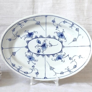 Piatto antico in porcellana bianca, 1890. Grande piatto da portata con decoro blu. Stoviglie in stile rustico. Piatto da torta. Piatto da portata.
