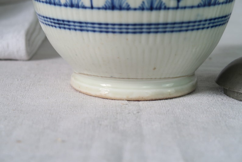 Cafetière ancienne, grande cafetière en porcelaine blanche, pichet blanc à décor bleu, vaisselle de maison de campagne vers 1788 image 10