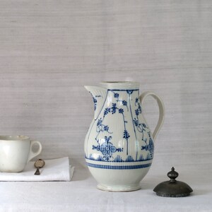 Cafetière ancienne, grande cafetière en porcelaine blanche, pichet blanc à décor bleu, vaisselle de maison de campagne vers 1788 image 5