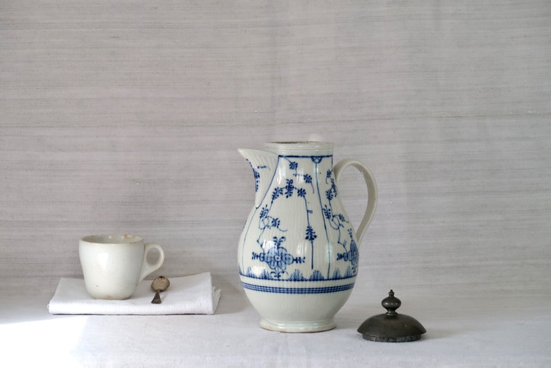 Antike Kaffeekanne Grosse weisse Porzellankanne Weisser Krug mit blauem Dekor Landhaus Tafelgeschirr um 1788 Bild 5