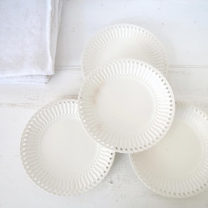 4 pratos de cerâmica antigos, pátina creme, prato lateral branco, prato de bolo, prato de servir, prato de salada, utensílios de mesa de casa de campo, prato de pão de cozinha de fazenda