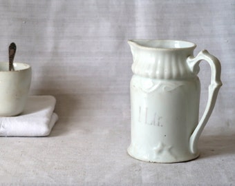 Pichet en porcelaine antique Pichet Art Nouveau blanc avec impression 1 litre Vaisselle blanche en blanc.
