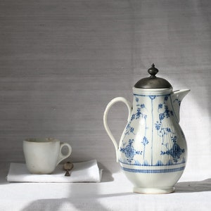 Cafetière ancienne, grande cafetière en porcelaine blanche, pichet blanc à décor bleu, vaisselle de maison de campagne vers 1788 image 7