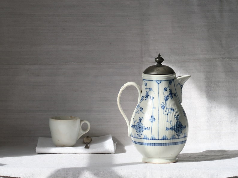 Cafetière ancienne, grande cafetière en porcelaine blanche, pichet blanc à décor bleu, vaisselle de maison de campagne vers 1788 image 7